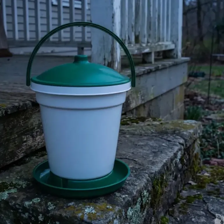 Abreuvoir seau à anse blanc et vert contenance 18 L Olba
