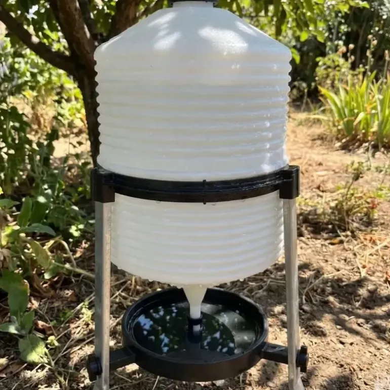 Abreuvoir volaille plastique sur pieds 30 L River Systems