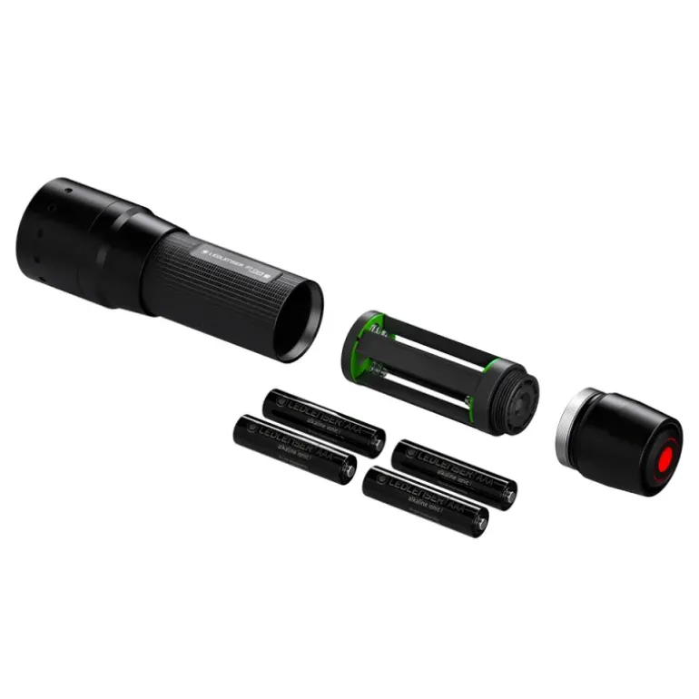 Lampe torche P7 Core 450 Lumens portée 300m piles LR3 incluses