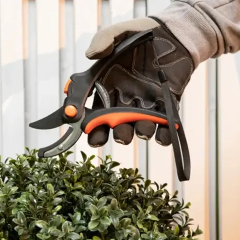 Sécateur Black&Decker® 20cm - Coupe précise et ergonomique